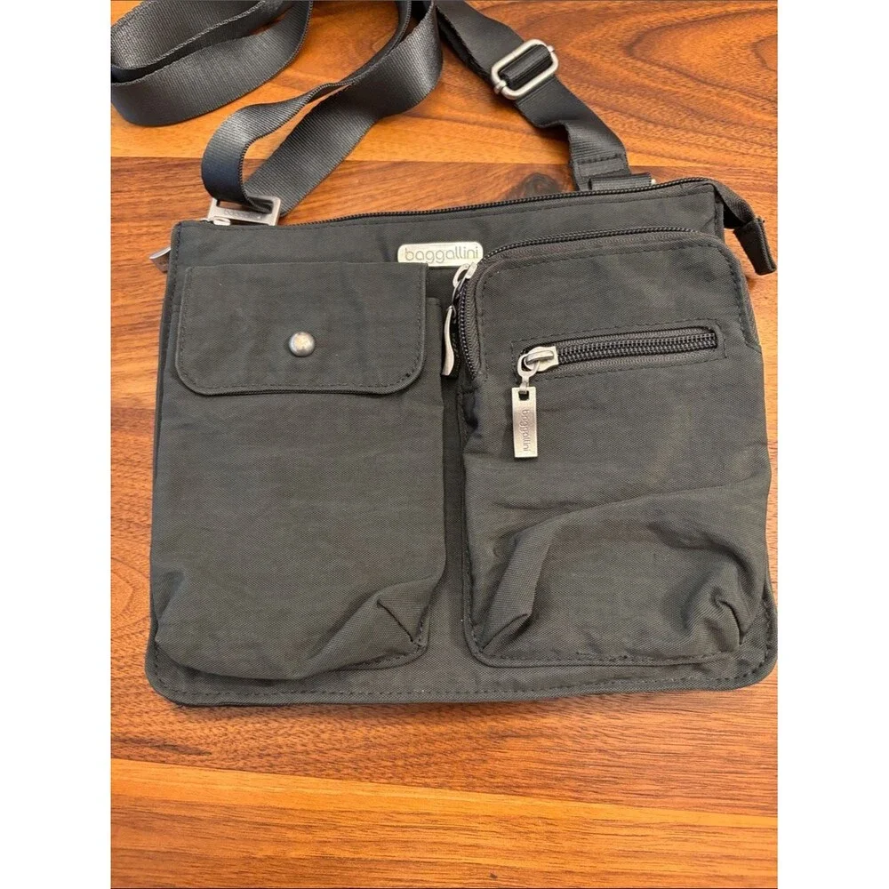 Baggallini Gray Multi Comparment Crossbody Travel Bag Purse